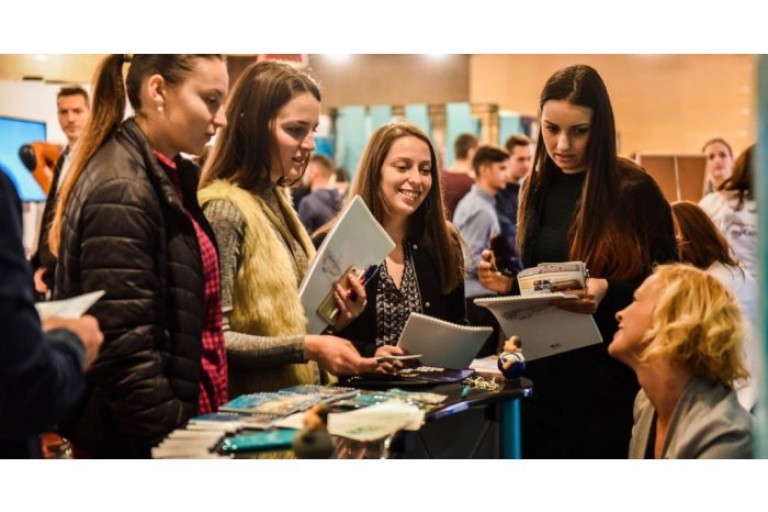 Sansele de angajare in campul muncii a unui tanar cu studii superioare sunt de patru ori mai mari decat a unuia fara studii Sansele de angajare in campul muncii a unui tanar cu studii superioare sunt de patru ori mai mari decat a unuia fara studii